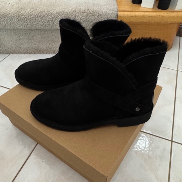 UGG Zariyah Water Repellent Ankle Bootie (Women) Size 7.5 - BLACK   NEW - Picture 6 of 14